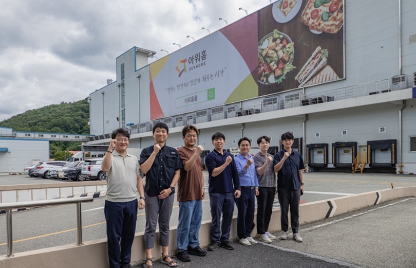 ▲ ICT 기반 탄소중립 ESG 솔루션 실증 연구진. 왼쪽부터 엔콜에이아이㈜ 최명인 대표, 중앙대 이상훈 박사, ㈜아워홈 차형규 계룡공장장, 윤정섭 책임, 임규암 팀장, 최현석 책임, 중앙대 강병관 박사.ⓒ중앙대