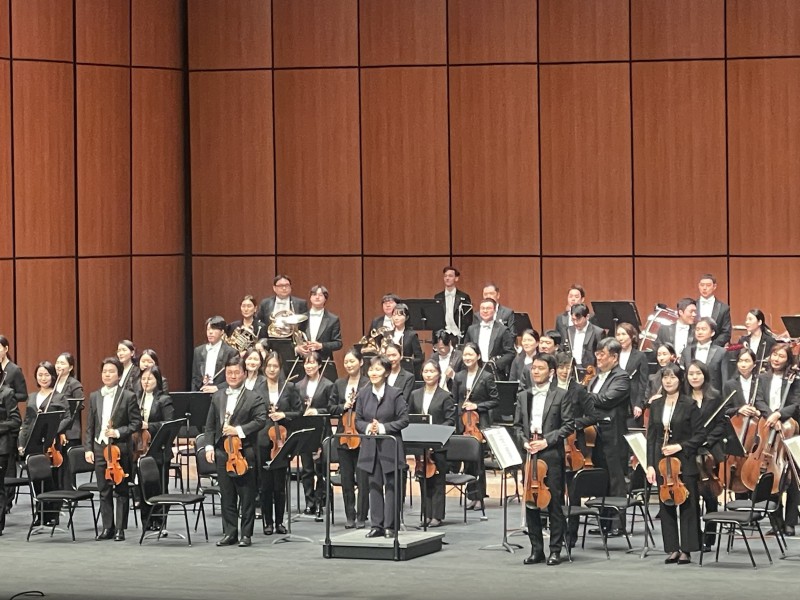 ▲ 10월 '누구나 클래식'을 이끄는 KBS교향악단과 지휘자 여자경.ⓒ세종문화회관