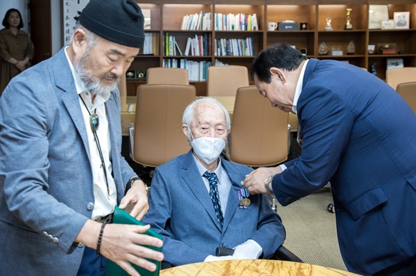 ▲ 최민호 세종시장(오른쪽)이 최근 임창수 옹(가운데)에게 인도주의 봉사상을 전달하고 있다.ⓒ세종시