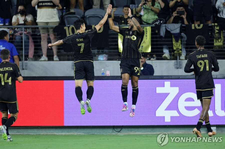 ▲ 부앙가-손흥민-부앙가로 이어진 해트트릭 행진이 LA를 MLS 최초 3연속 해트트릭 달성팀으로 만들었다.ⓒ연합뉴스 제공