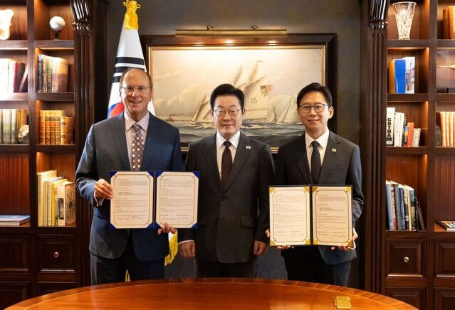 ▲ 이재명 대통령이 22일(현지 시간) 미국 뉴욕의 한 호텔에서 배경훈 과학기술정보통신부 장관과 세계경제포럼 의장인 래리 핑크 블랙록 회장의 AI 산업 글로벌 협력을 위한 MOU 체결 때 함께 기념촬영을 하고 있다. ⓒ뉴시스