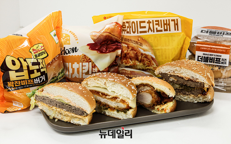 ▲ 대까기에서 리뷰할 프리미엄 햄버거들. 앞에서부터 'CU 압도적 꽉찬 비프버거', 'GS25 통모짜치킨버거', '세븐일레븐 골드후라이드치킨버거', '이마트24 더블비프 치즈버거' ⓒ서성진 기자