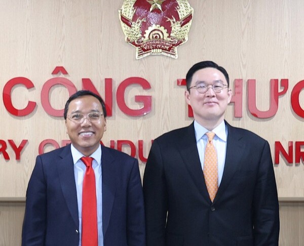 ▲ 베트남 하노이 산업통상부에서 열린 간담회에서 구본규 LS전선 대표(우측)와 응우옌 호앙 롱 산업자원통상부 차관이 기념 촬영하고 있다. ⓒLS전선