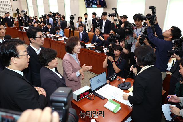 ▲ 나경원 국민의힘 의원 등이 22일 오전 국회에서 열린 법제사법위원회 전체회의에서 추미애 법제사법위원장에게 의사진행 발언을 달라며 항의하고 있다. 2025.09.23. ⓒ이종현 기자