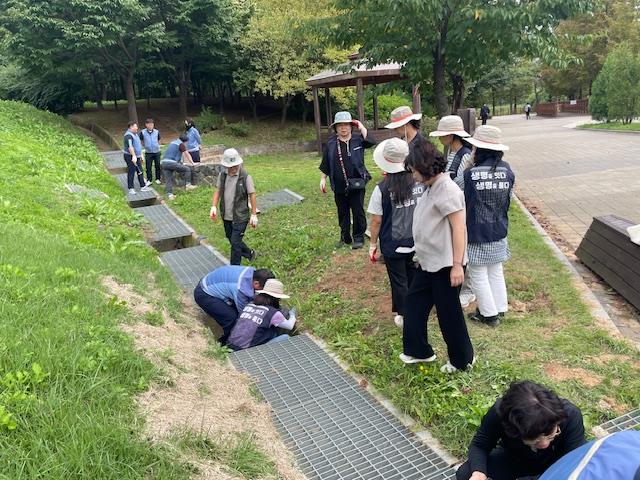 ▲ 개구리 생태사다리 첫 시범 설치 작업 모습ⓒ평택시 제공