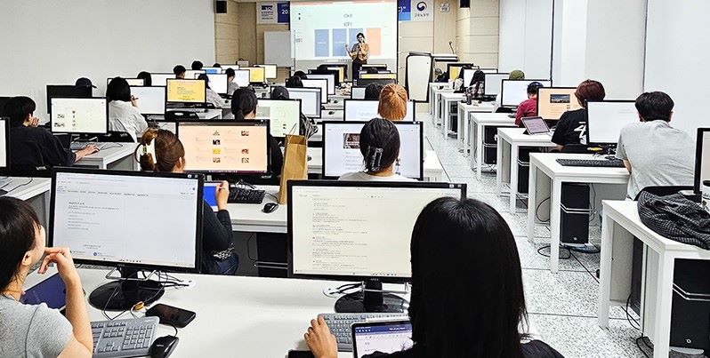 ▲ 구글 애널리틱스 자격취득 대비반(GAC) 강의에 참여한 순천향대 학생들이 데이터 분석 교육을 받고 있다.ⓒ순천향대