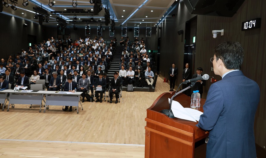 ▲ 권대영 금융위원회 부위원장이 23일 오전 서울 여의도 KB국민은행 신관에서 전 금융권 정보보호최고책임자(CISO) 등과 개최한 긴급 회의에서 최근 금융권을 겨냥한 사이버 위협에 대해 최고수준의 경각심을 갖고, 전사적 차원에서 금융보안 역량을 강화하기 위한 대응방안을 논의했다.ⓒ금융위