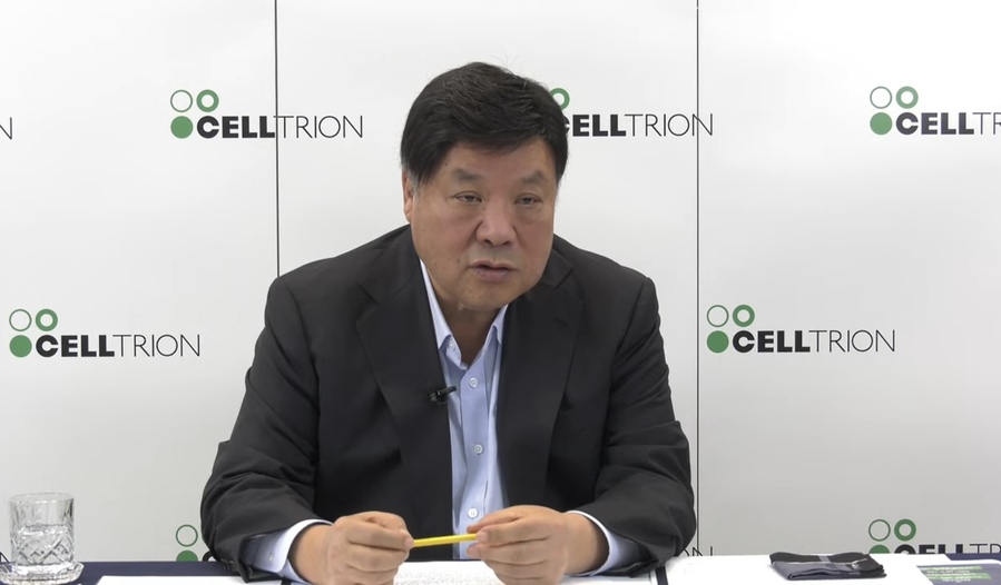 ▲ 서정진 셀트리온그룹 회장이 23일 온라인기자간담회에서 설명하고 있다. ⓒ유튜브갈무리