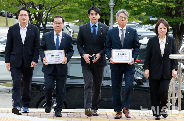 ▲ 한준호 더불어민주당 정치검찰조작기소대응특위 위원장과 위원들이 23일 오전 경기 과천시 정부과천청사 민원실 앞에서 법무부에 감찰요청서를 제출하기 위해 이동하고 있다. 왼쪽부터 전용기, 이건태, 한준호, 김기표, 이주희 의원. ⓒ뉴시스