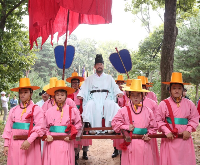 ▲ 정조대왕 능행차 화성구간을 재현하는 정명근 시장(자료사진)ⓒ화성시 제공
