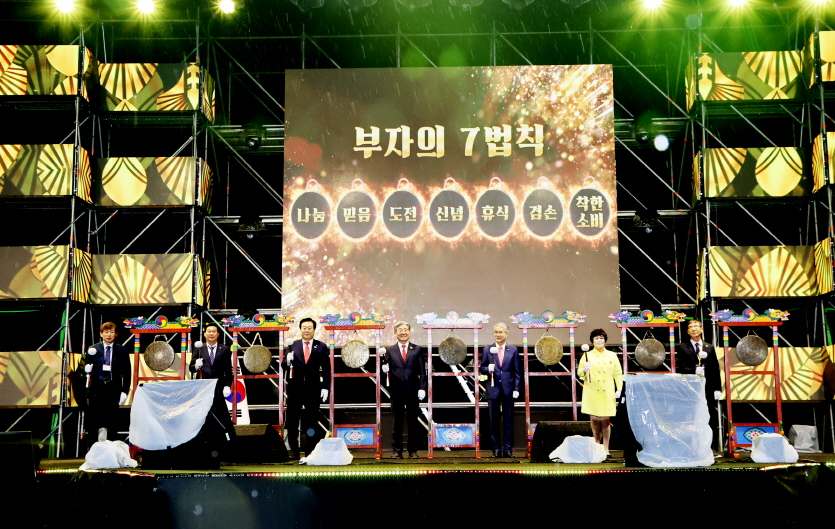▲ 의령군은 내달 9일부터 12일 까지 솥바위와 삼성 창업주 이병철 회장 생가 등 부자 기운이 가득한 명소들을 배경으로 건강과 행운, 사랑을 체험하는 '리치리치페스티벌'을 개최한다.ⓒ의령군