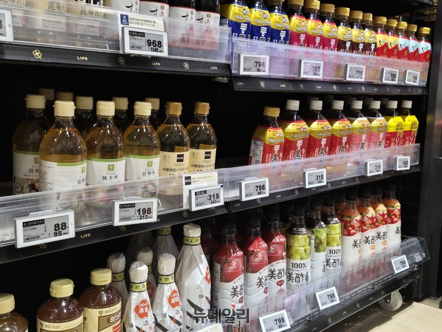 ▲ 수입식품 전문 매대 외 기존 매대에도 미초가 진열돼있다.ⓒ조현우 기자