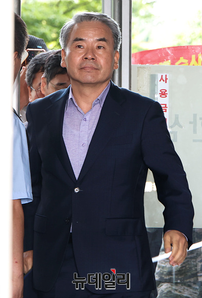 ▲ 이종섭 전 국방부 장관이 채상병 사건 수사 외압·은폐 의혹 관련 첫 피의자 조사를 받기 위해 23일 오전 서울 서초구 서초한샘빌딩에 마련된 순직해병 특검팀 사무실에 출석하고 있다. ⓒ서성진 기자