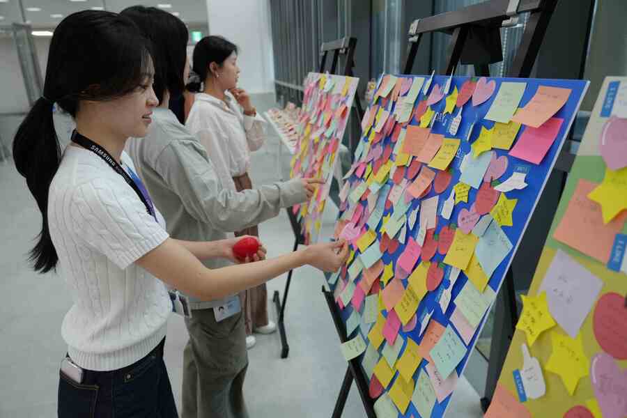 ▲ 삼성바이오로직스 직원들이 마음챙김 프로그램에 참여하는 모습. ⓒ삼성바이오로직스