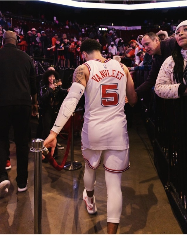 ▲ NBA 휴스턴 로케츠의 핵심 가드 프레드 반블릿이 개막을 불과 한 달 앞두고 전방 십자인대 부상으로 시즌을 통으로 날릴 위기에 처했다. 사진=반블릿 인스타그램 갈무리. 240108 ⓒfredvanvleet