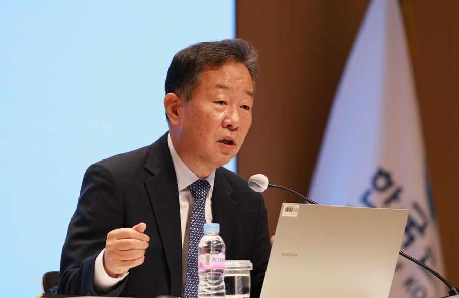 ▲ 황건일 한국은행 금융통화위원이 23일 오전 한국은행 본부에서 개최된 기자간담회에서 발언하고 있다. ⓒ한국은행