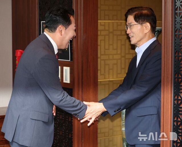 ▲ 장동혁 국민의힘 대표가 23일 서울 여의도의 한 음식점에서 김문수 전 대선후보와 오찬에 앞서 인사를 나누고 있다.(공동취재) 2025.09.23. ⓒ뉴시스