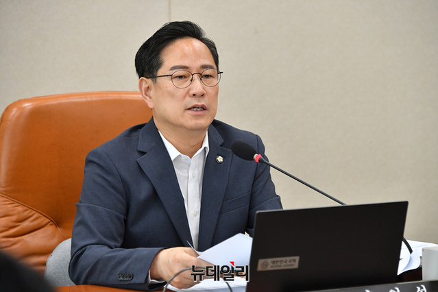 ▲ 국회 기획재정위원회 박수영 국민의힘 간사가 9일 국회에서 열린 구윤철 기획재정부 장관, 임광현 국세청장 후보자 인사청문요청안 등을 심의하는 전체회의에서 의사봉을 두드리고 있다. 2025.07.09. ⓒ이종현 기자