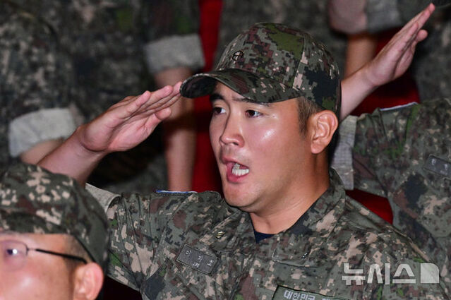 ▲ 경례하는 이지호 씨 ⓒ뉴시스