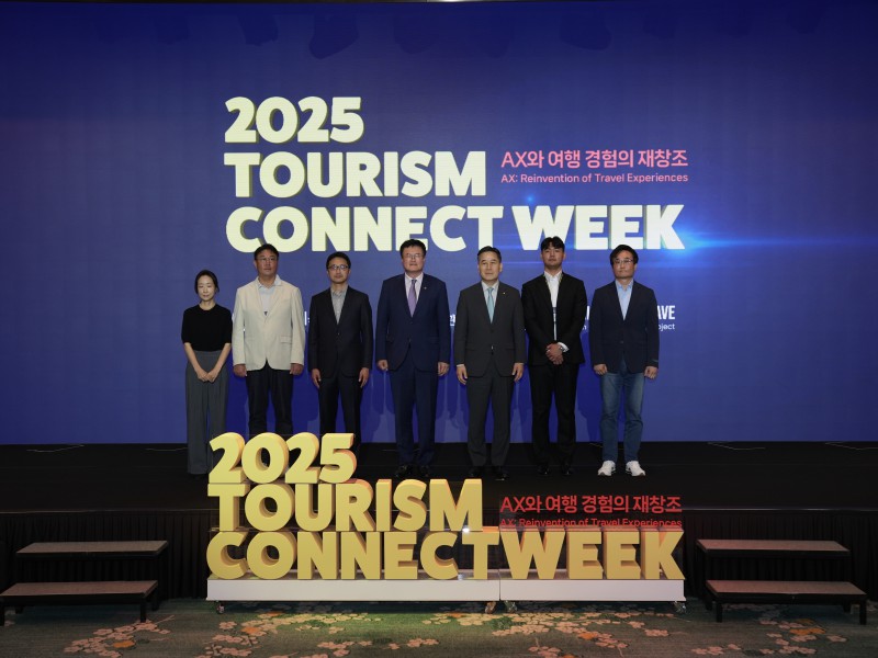 ▲ 김대현 문화체육관광부 제2차관이 23일 소피텔 앰배서더 서울에서 열린 '2025 관광기업 이음주간' 개막식에 참석해 관계자들과 기념촬영을 하고 있다.ⓒ문체부