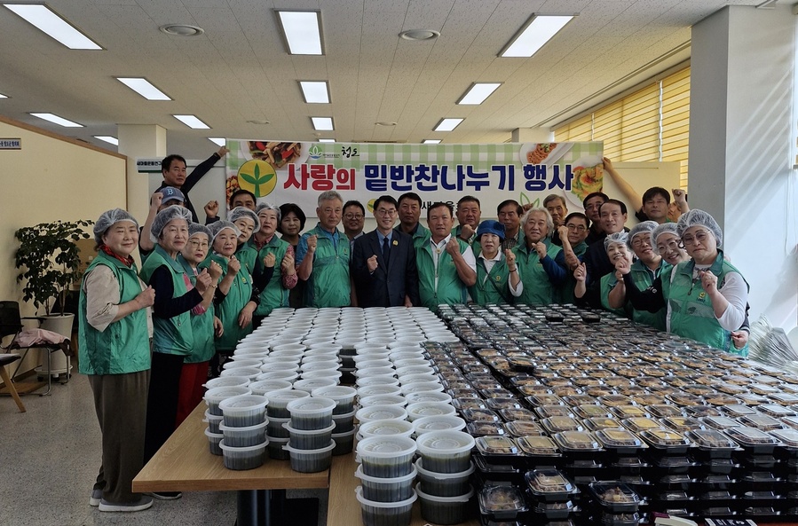 ▲ 청도군(군수 김하수) 새마을회는 23일 새마을회관에서 김동기 청도부군수, 청도군의회 의원, 새마을지도자 등 40여 명이 참석한 가운데 ‘사랑의 밑반찬 나누기’행사를 개최했다.ⓒ청도군