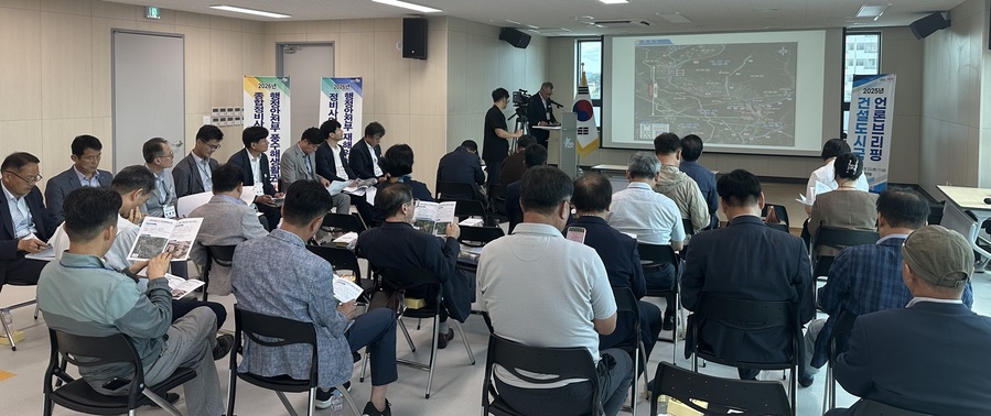 ▲ 영천시는 23일 완산동 어울림플랫폼 신축공사 현장에서 관내 기자들을 초청해 건설도시국 주요 사업에 대한 언론브리핑을 개최했다.ⓒ영천시