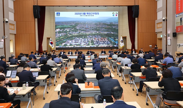 ▲ 주낙영 시장이 지난 22일 오전 시청 알천홀에서 열린 확대간부회의를 주재하며 APEC 정상회의 준비 상황을 점검하고 있다.ⓒ경주시