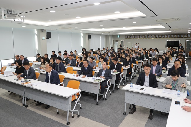 ▲ 강원도 양양군이 지난 22일 군청 대회의실에서 지역 주민 삶의 질을 높이고 지속 가능한 지역발전을 도모하기 위해 '2026년도 창의시책 보고회'를 개최했다.
탁동수 부군수 주재로 진행된 이번 보고회에는 각 부서장 및 팀장급 이상 직원 120여 명이 참석해 지역의 미래를 위한 다양한 아이디어를 공유했다. 탁동수 부군수는 