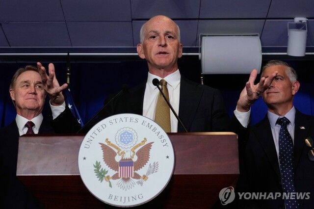▲ 23일 주중 미국 대사관에서 기자회견을 하는 애덤 스미스 미국 하원의원. 출처=APⓒ연합뉴스