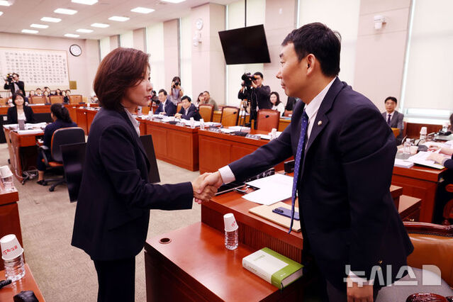 ▲ 김용민 법제사법위원회 법안심사제1소위원회 위원장이 23일 오후 서울 여의도 국회에서 열린 법사위 법안심사제1소위 회의에서 나경원 국민의힘 의원이 악수를 하고 있다. 2025.09.23. ⓒ뉴시스