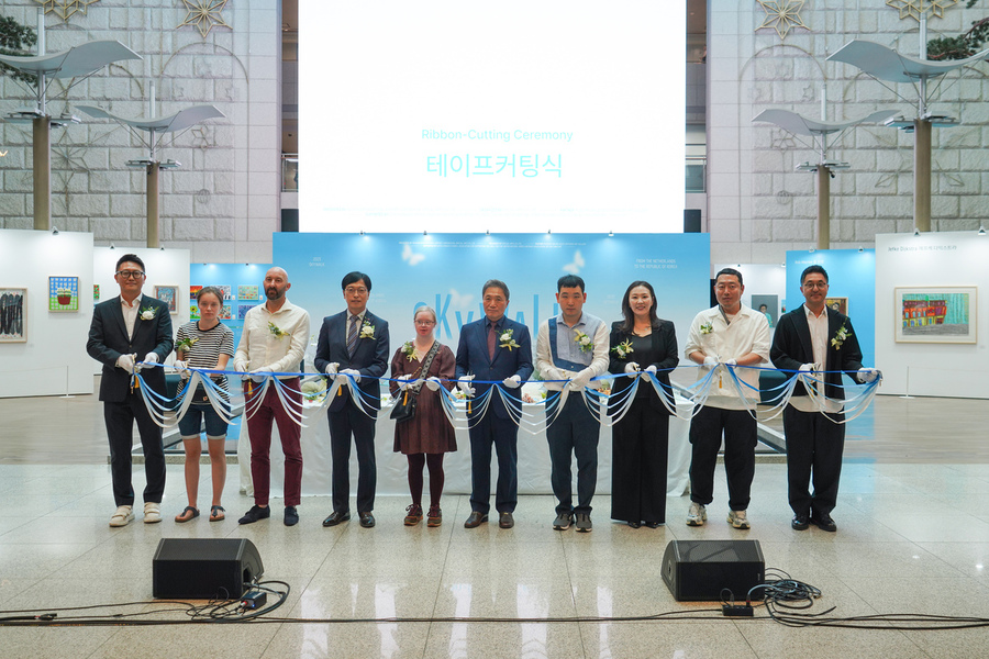▲ 22일 인천공항 제1여객터미널 밀레니엄홀에서 열린 ‘한국-네덜란드 장애예술인 해외교류 전시회 ‘하늘산책’ 개막식에서 이학재(가운데)인천국제공항공사 사장 과 전시회 참여작가 등이 기념촬영을 하고 있다.ⓒ인천공항공사 제공
