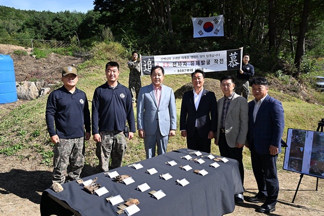 ▲ 강원도 평창군 통합방위협의회(의장 심재국)가 23일 진부면 상월오개리 일대에서 진행 중인 6.25전사자 유해 발굴 현장을 찾아 국군 장병들의 노고를 위로했다. 이번 방문에는 심재국 평창군수 및 군의회 의장을 포함한 통합방위협의회 위원 등 관계자 10여 명이 참여해 유해 발굴 작전을 수행하고 있는 제8087부대 1대대(대대장 이상준)로부터 발굴 현황과 주요 성과를 보고 받았다. ⓒ평창군