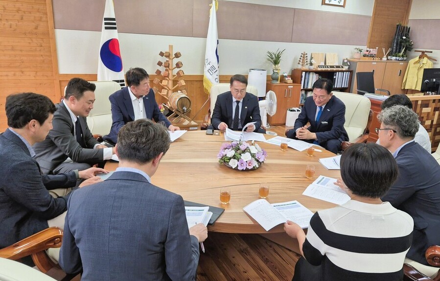 ▲ 장성군이 22일 김인호 산림청장과 면담을 갖고, 국가사업 추진을 건의했다.ⓒ장성군 제공