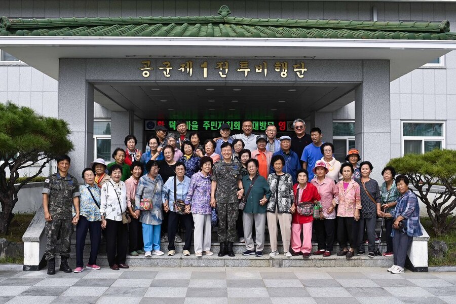 ▲ 광주광역시 서구 덕흥마을 주민 60여 명을 대상으로 부대 초청행사ⓒ공군 제1전투비행단 제공