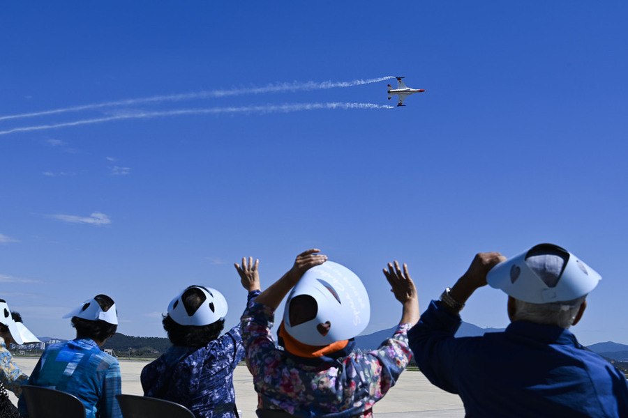 ▲ 광주광역시 서구 덕흥마을 주민 60여 명을 대상으로 부대 초청행사ⓒ공군 제1전투비행단 제공