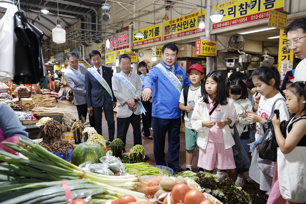 ▲ 이정선 광주시교육감이 23일 양동시장에서 진행한 ‘전통시장 체험교육’에서 양동초 학생들을 지도하고 있다.ⓒ광주시교육청 제공