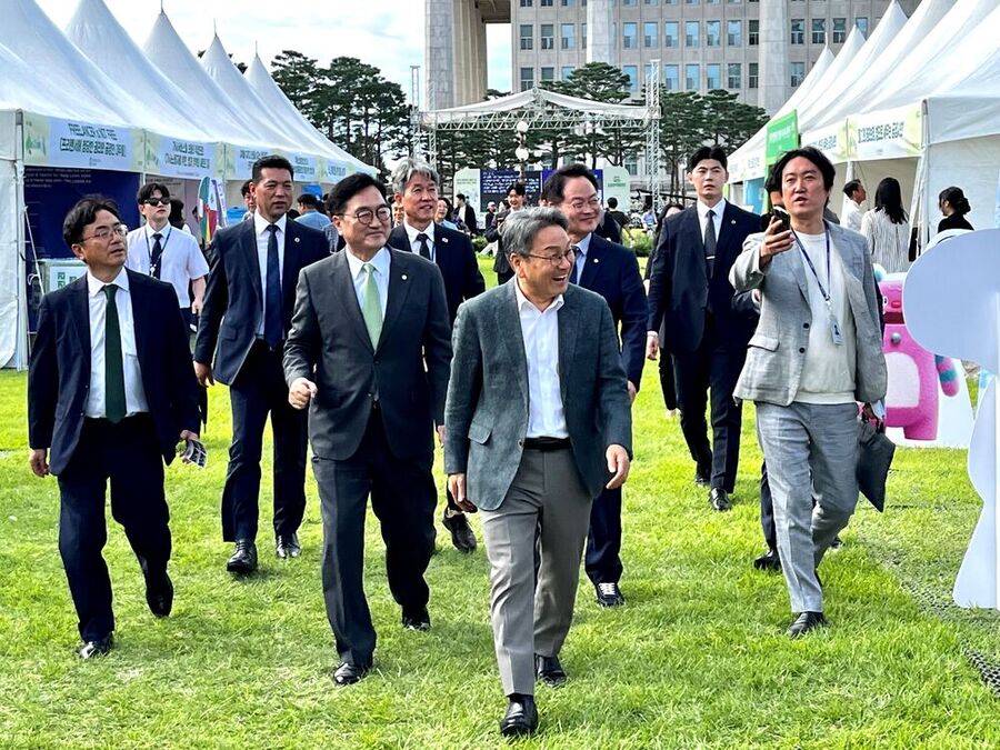 ▲ 강기정 광주광역시장이 23일부터 24일까지 이틀간 국회 중앙 잔디광장에서 열리는 ‘2025 국회입법박람회’에 참석해 우원식 국회의장 등과 함께 홍보부스를 둘러보고 있다.ⓒ광주광역시 제공