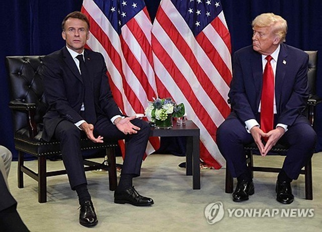 ▲ 에마뉘엘 마크롱 프랑스 대통령이 미국 뉴욕에서 유엔총회를 계기로 도널드 트럼프 미국 대통령(우)과 양자회담을 진행하고 있다. 250923 AFP 연합뉴스 자료사진. ⓒ연합뉴스