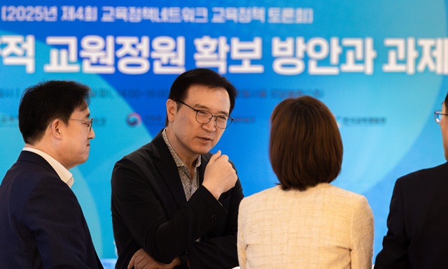 ▲ 임태희 경기도교육감이 지난 23일 서울 로얄호텔에서 열린 '전국 교육정책 네트워크 교육정책 토론회'에 참석해 참가자들과 대화하고 있다. ⓒ경기도교육청 제공