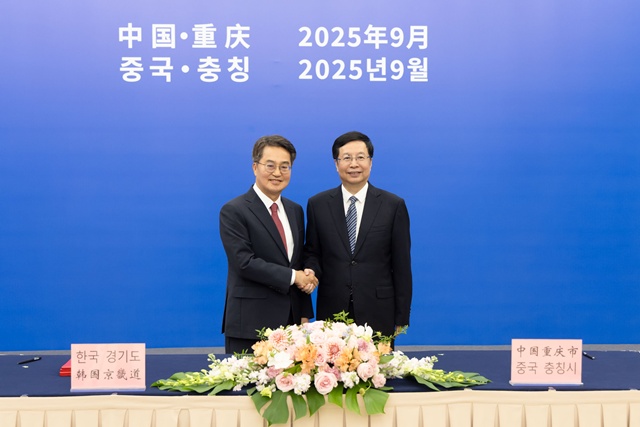 ▲ 김동연 경기도지사(왼쪽)가 지난 23일 후헝화 충칭시장과 만나 업무 협약 후 기념촬영을 하고 있다. ⓒ경기도 제공