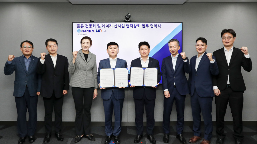 ▲ 왼쪽 세번째부터 조현민 한진 사장, 노삼석 한진 사장, 김대근 LS이링크 대표 ⓒ한진