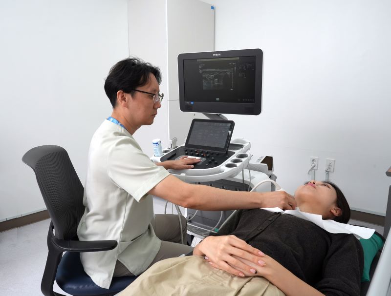 ▲ 단국대병원 갑상선센터에서 ‘갑상선 원스톱 진료’를 받는 모습.ⓒ단국대병원