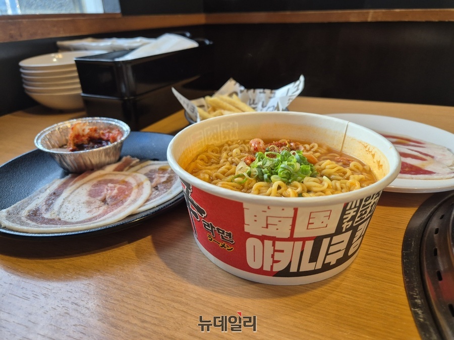 ▲ 식사나 음주 후 해장을 곧바로 하는 일본 문화에 맞춰 '시메' 메뉴로 신라면을 한강라면 용기에 선보였다.ⓒ조현우 기자