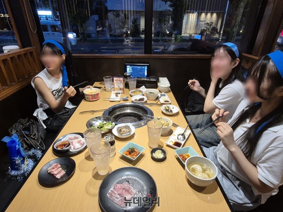 ▲ 이날 매장에 방문한 학생들도 식사 후 신라면을 즐기고 있다.ⓒ조현우 기자