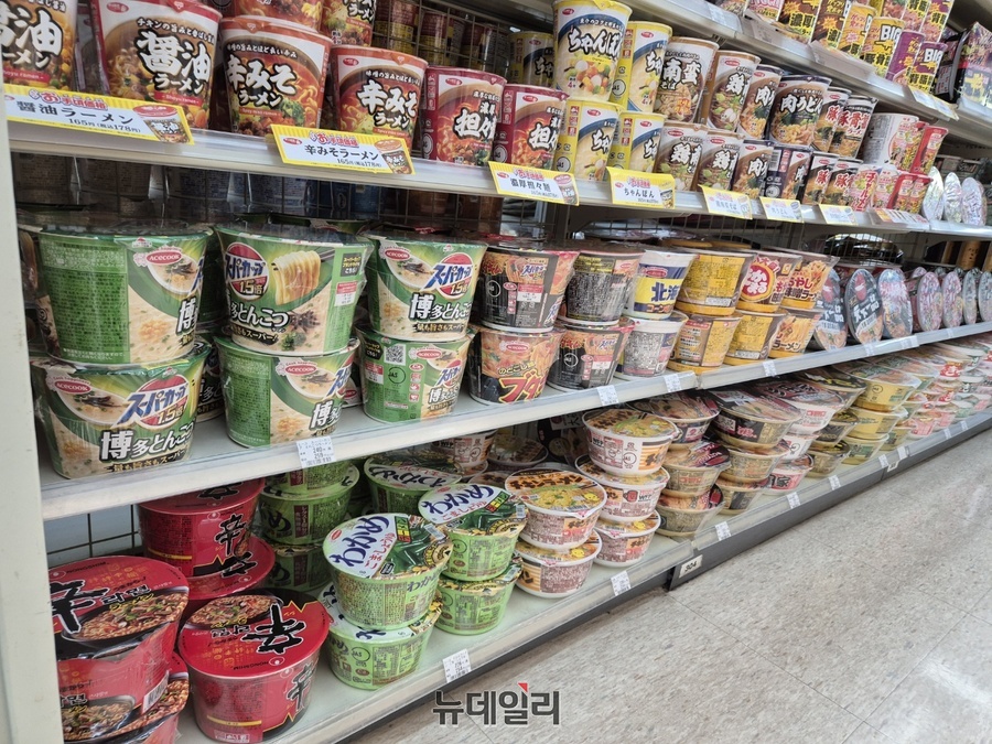 ▲ 치바현 키사라즈 역 내에 위치한 소규모 편의점에서는 한국라면을 신라면 외에는 취급하지 않고 있다.ⓒ조현우 기자