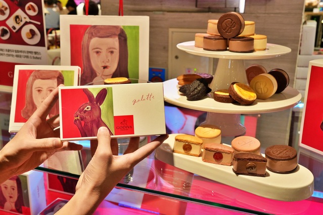 ▲ 롯데백화점 본점 지하 1층 식품관 모습. 프리미엄 초콜릿 브랜드 고디바(GODIVA)의 새로운 디저트 라인 '지 버터(G Butters)'를 국내 최초로 선보인다. ⓒ뉴시스