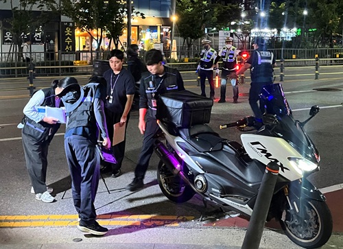 ▲ 세종남부경찰서가 23일 다정동 가온마을 4단지 앞 사거리에서 세종시청·한국교통안전공단과 함께 이륜차 법규위반 및 음주운전 야간 합동단속을 하고 있다.ⓒ세종남부경찰서