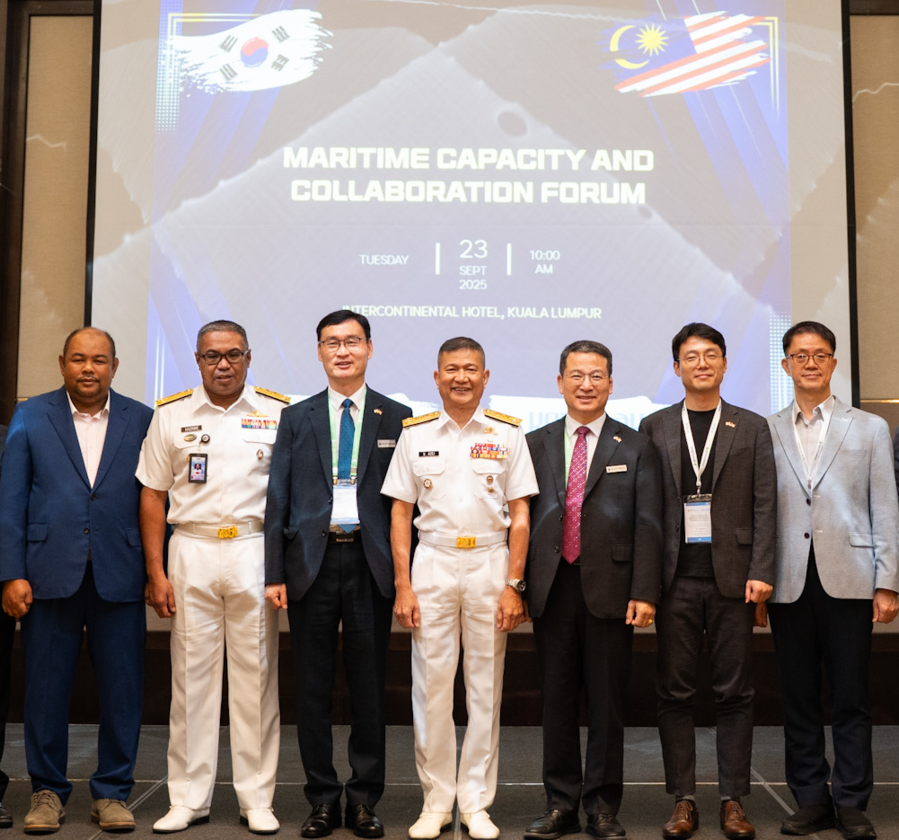 ▲ HD현대중공업이 최근 말레이시아 쿠알라룸푸르에서 ‘해양역량·협력 포럼(Maritime Capability & Collaboration Forum)을 개최했다. 사진 오른쪽에서 세번째부터 HD현대중공업 천정수 전무, 말레이시아 해군 모하메드 샤이풀 아들리 총 빈 압둘라(DATO’ Ir. Ts. Hj MOHD SHAIFUL ADLI CHUNG BIN ABDULLAH) 기술참모장(Chief Engineer), HD현대중공업 김정일 상무, 말레이시아 해군 하즈린 빈 모하마드 타이브(Hazrine bin Mohd Taib) 획득차장. ⓒHD현대