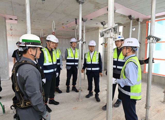 ▲ 지난 23일 광주 센테니얼 아이파크 현장에서 시공혁신단 주관의 산·학·연 연합자문을 진행하고 있는 모습ⓒHDC현산