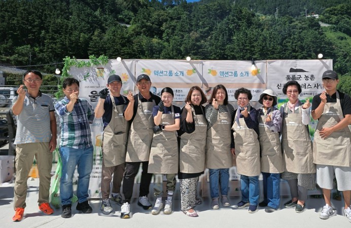 ▲ 신활력플러스사업의 액션그룹 관계자들이 '하루장' 행사 중 울릉도의 맛과 멋, 향을 갖춘 개발 상품을 선보이면서 기념 사진을 찍고 있다.ⓒ울릉군